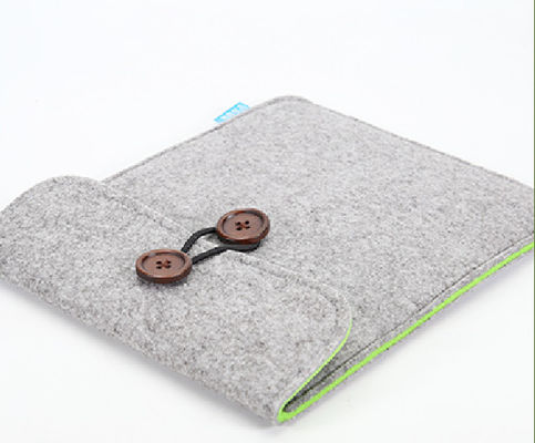 Masuk ke dalam tas penyimpanan dengan perlindungan dari bahan felt